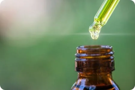Nahaufnahme einer Flasche und Pipette mit Cannabisextrakt