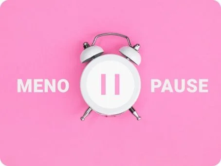 Wecker mit Pausensymbol auf pinkem Hintergrund, daneben das Wort Menopause