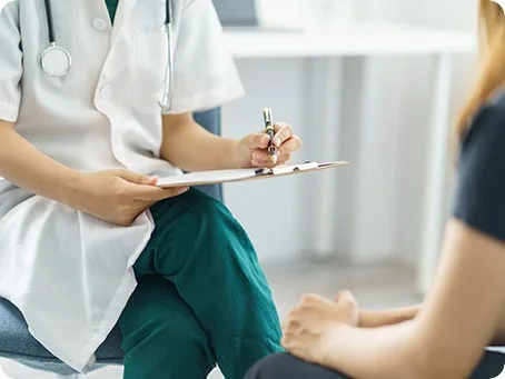 Wie spreche ich mit Ärzt:innen über meine Cannabis Therapie