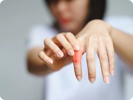 Einsatz von medizinischem Cannabis bei Rheuma: Potenziale, Wirkungen und Herausforderungen Frau hält schmerzende Finger in die Kamera