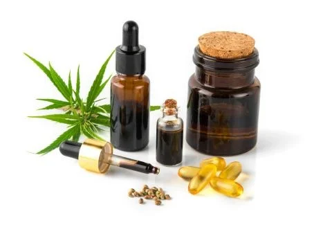 Extrakt, Kapseln und anderen Produkte aus Cannabis auf weißem Hintergrund