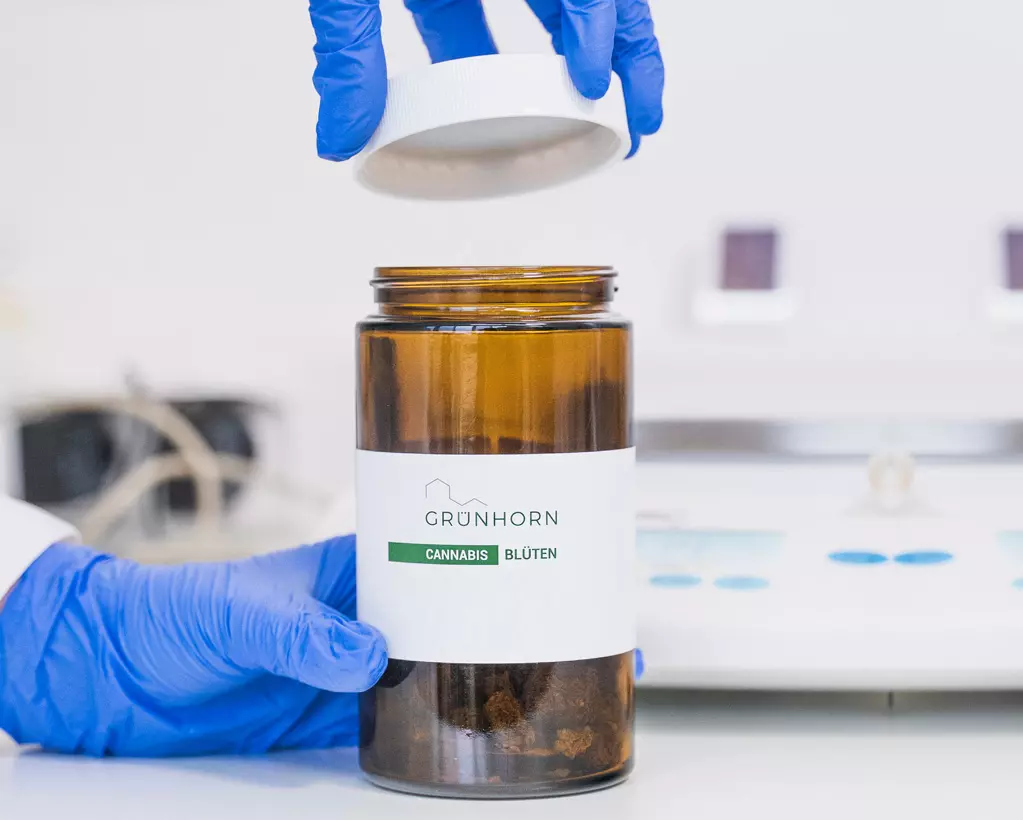 Grünhorn medizinisches Cannabis Gläser Verpackung Opalglas